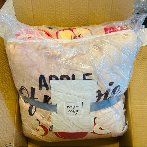 2Pc Set Apple of my Eye Warm & Cozy Plush Sherpa to Throw Blanket & Pillow NWT - Picture 8 of 11